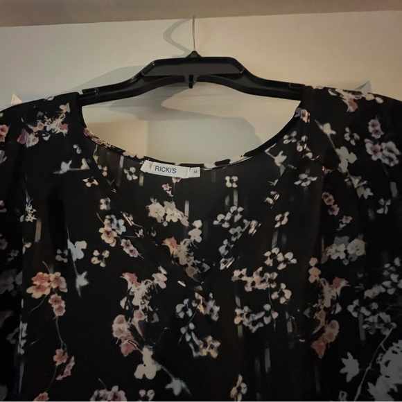 Floral pleat-back long sleeve top - Picture 5 of 6